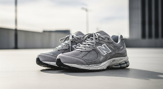 New Balance 2002R: Ο Οδηγός για το Sneaker που Κατέκτησε το Streetwear