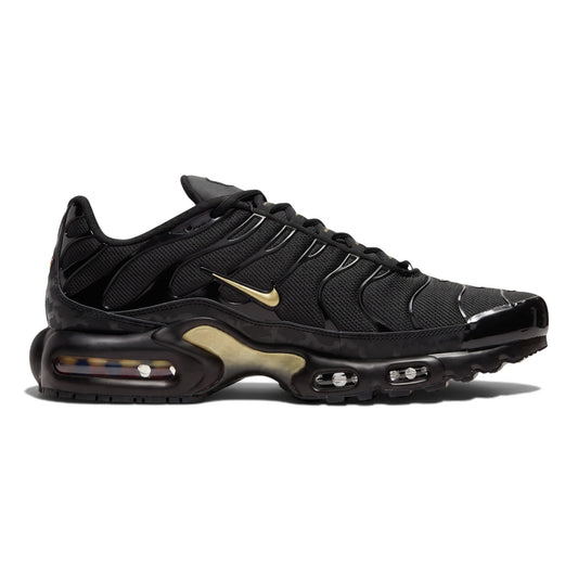 Sneaker Nike Air Max Plus σε μαύρο χρώμα με χρυσές λεπτομέρειες από το SNEAKERZ SHOP, με τεχνολογία Tuned Air.