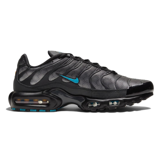 Αθλητικό παπούτσι SNEAKERZ SHOP Nike Air Max Plus TN Black Hex σε μαύρο χρώμα με mesh επάνω μέρος και μπλε λεπτομέρειες