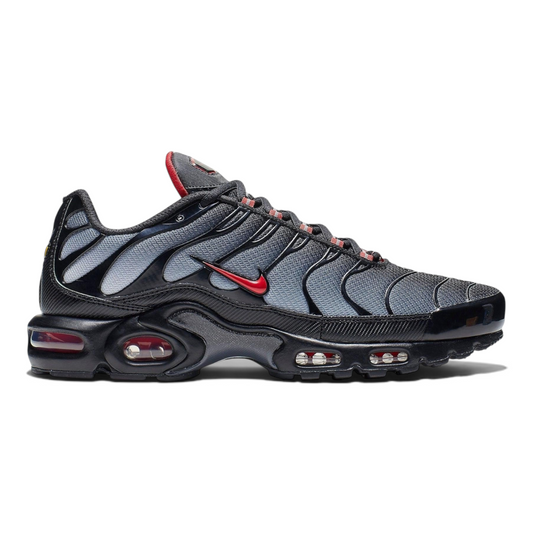 Αθλητικά παπούτσια SNEAKERZ SHOP Nike Air Max Plus σε μαύρο χρώμα με κόκκινες λεπτομέρειες και κυματιστό σχεδιασμό TPU.
