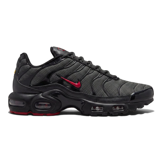 Sneakerz Shop Nike Air Max Plus Bred σε μαύρο χρώμα με κόκκινες λεπτομέρειες και τεχνολογία Tuned Air
