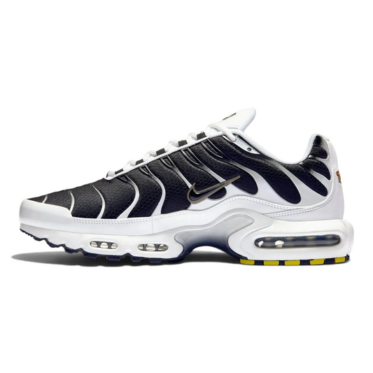 SNEAKERZ SHOP Nike Air Max Plus σε λευκό και μαύρο χρώμα με μεταλλικές λεπτομέρειες και ορατές μονάδες Max Air