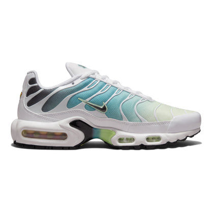 Αθλητικά παπούτσια Nike Air Max Plus TN από το SNEAKERZ SHOP σε λευκό χρώμα με πράσινες και γαλάζιες λεπτομέρειες.