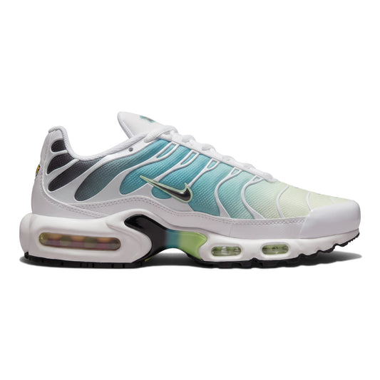 Αθλητικά παπούτσια Nike Air Max Plus TN από το SNEAKERZ SHOP σε λευκό χρώμα με πράσινες και γαλάζιες λεπτομέρειες.